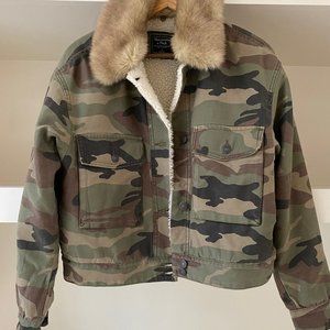 Abercrombie & Fitch Camouflage Jacket w/Detachable Fur Collar Size Large